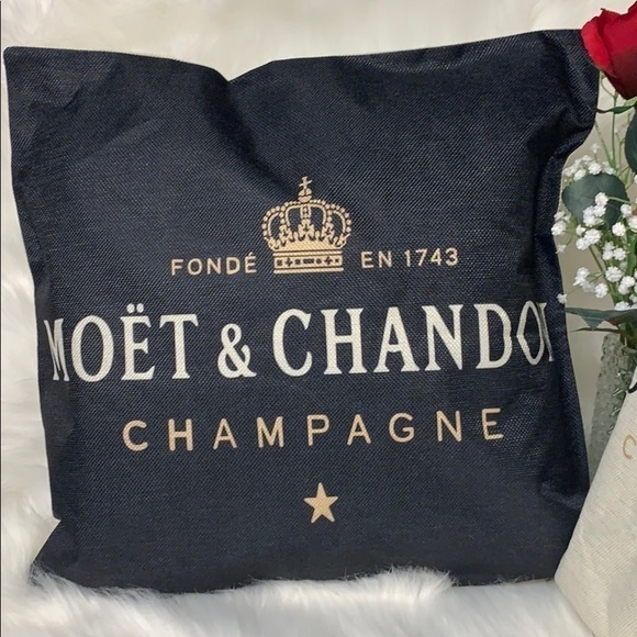 Moet & CHANDON 16” PILLOWCASE SET OF 2 - Picture 11 of 12